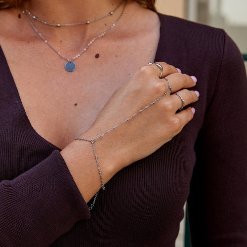 Pulseira de Mão em Corrente Prateada